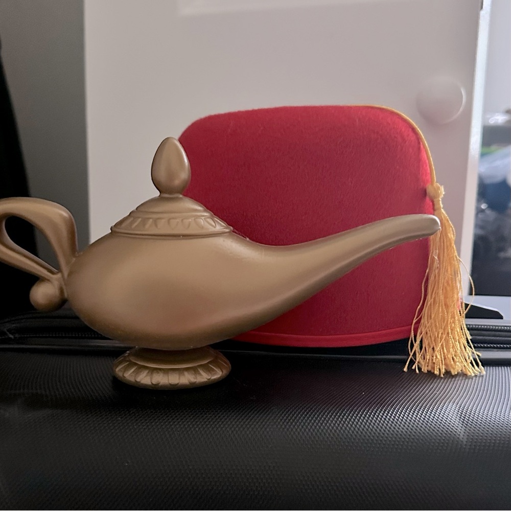 Aladdin accessories hat and lamp